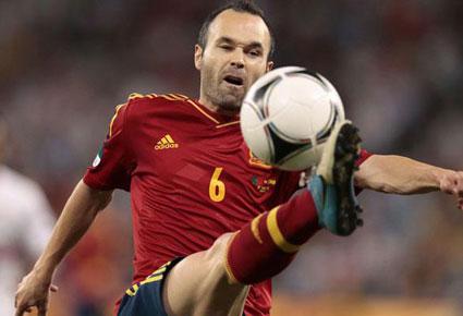 انتخاب إنييستا أفضل لاعب في كأس أوروبا 2012 لكرة القدم